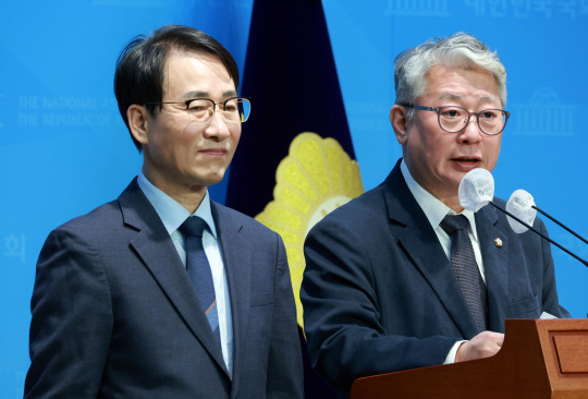 조응천, 이원욱 무소속 의원이 6일 오전 국회 소통관에서 '5대 핵심가치 발표' 및 '제3지대 통합을 위한 공천방안 제안' 기자회견을 하고 있다.<연합뉴스>